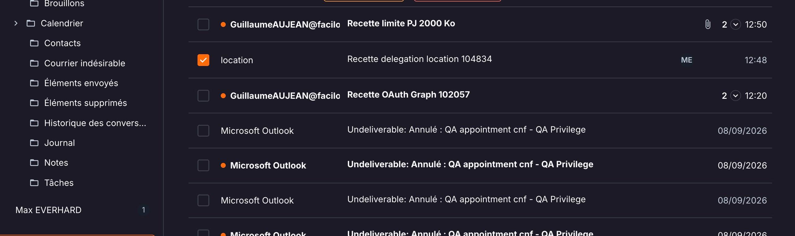 L'e-mail attribué affiche les initiales du collaborateur, et sa boîte apparaît avec un compteur dans la colonne de gauche.