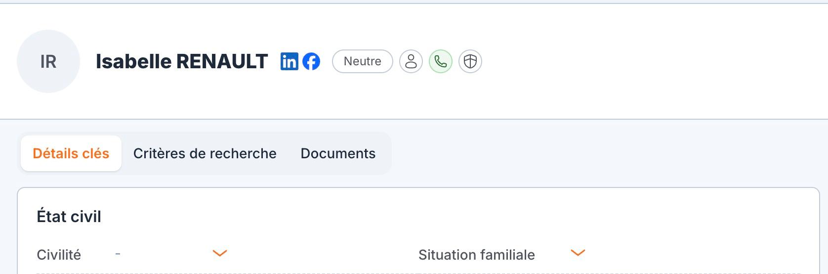 La fiche d'un contact : les icônes LinkedIn et Facebook, juste après le nom.
