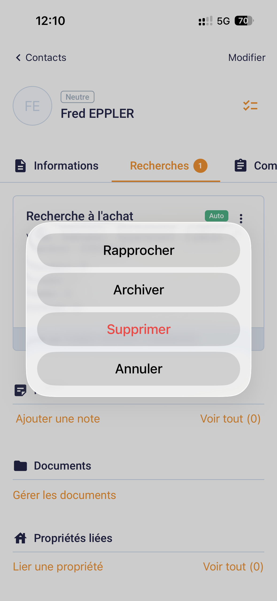La fiche d'un contact sur le téléphone, rubrique « Recherches » : le menu ⋮ de la recherche propose « Rapprocher », « Archiver » et « Supprimer ».