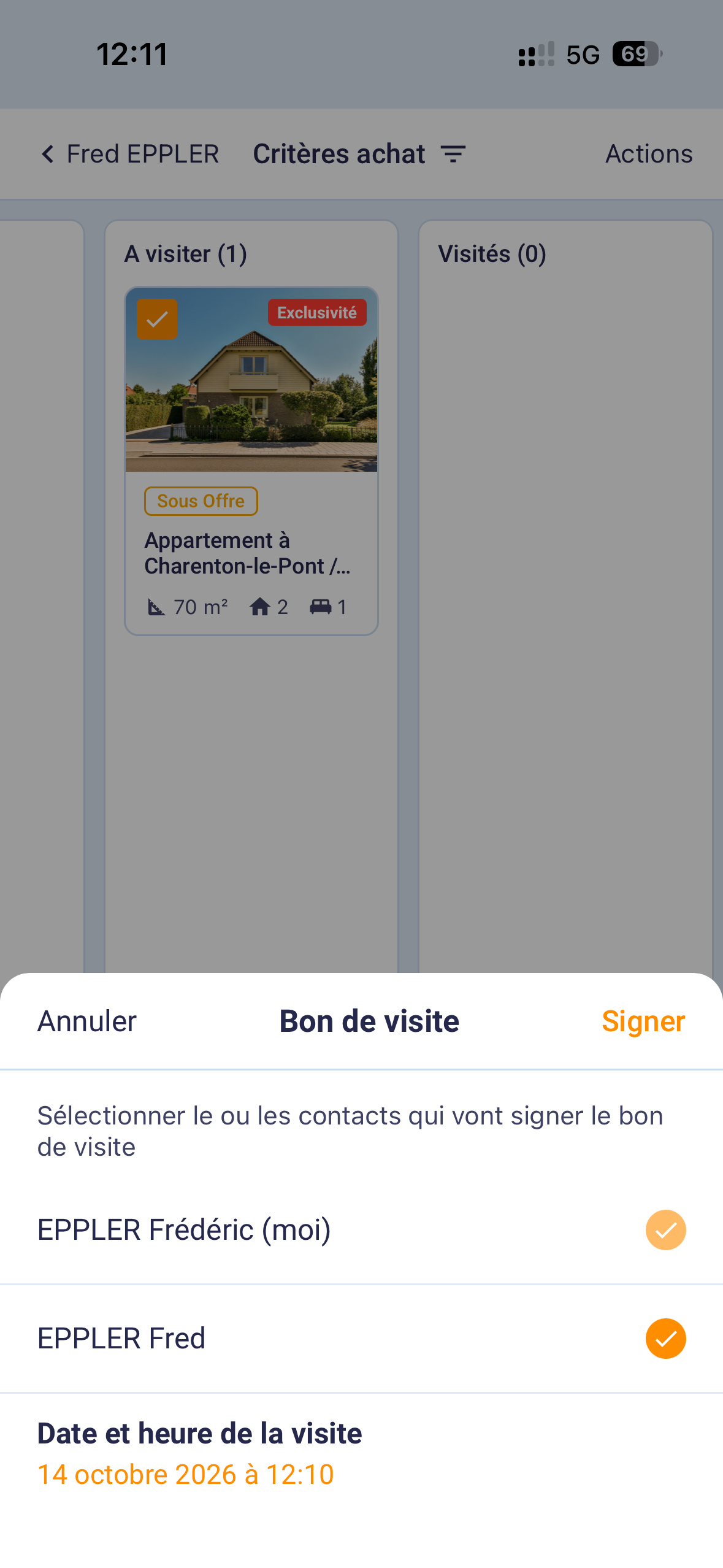 La fenêtre « Bon de visite » sur le téléphone : l'agent « (moi) » coché d'office, le contact qui signe, la date et l'heure de la visite, puis « Signer » en haut à droite.