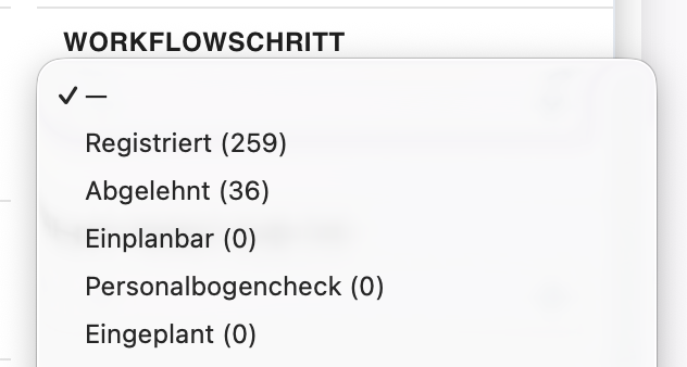 Das geöffnete Auswahlfeld des Filters Workflowschritt: hinter jeder Option steht in Klammern, wie viele Einträge sie liefert
