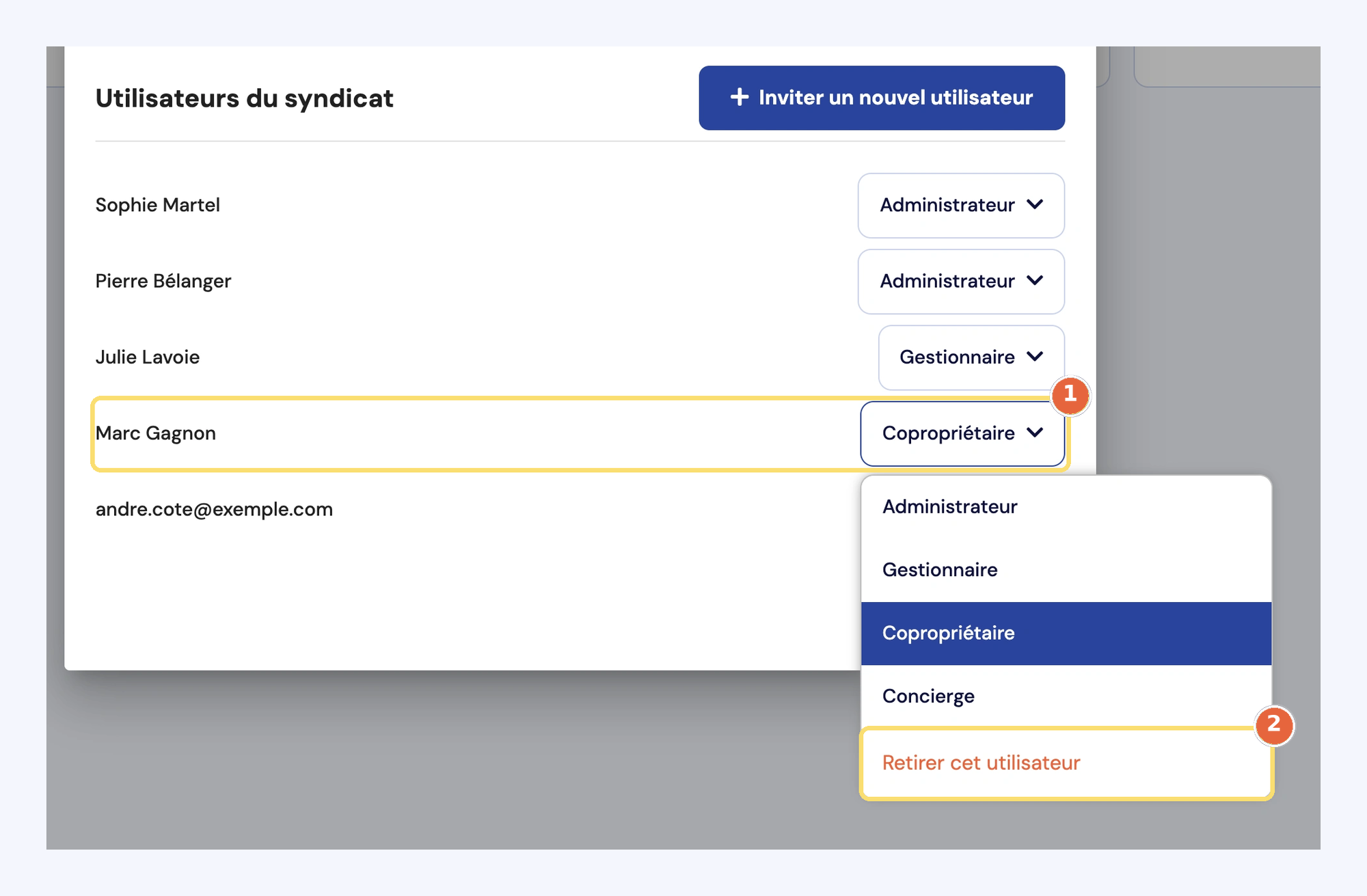 Capture de la liste déroulante du rôle d'un utilisateur (1), ouverte sur les quatre rôles et le choix Retirer cet utilisateur (2).