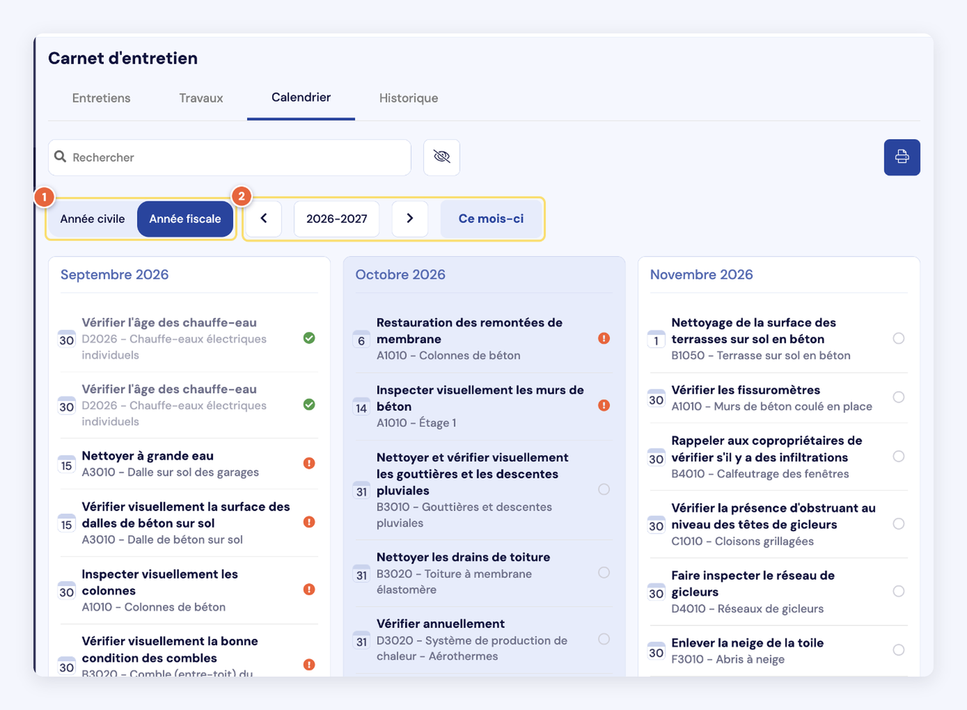 Capture de l'onglet Calendrier : bascule Année civile / Année fiscale (1), navigation entre les années et bouton Ce mois-ci (2), colonnes par mois avec les tâches et leur pastille d'état.