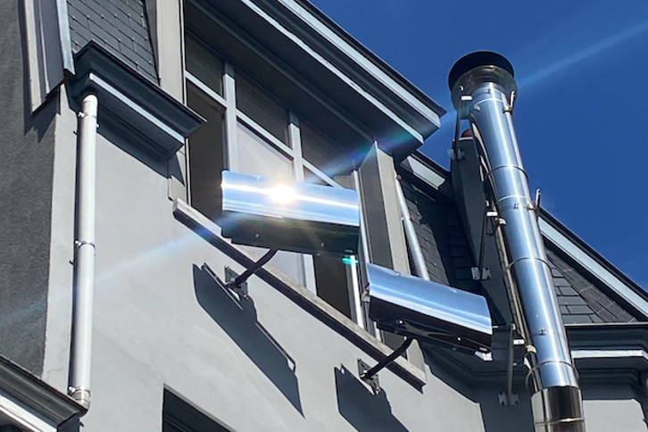 Deux Réflecteurs Patio Solaire fixés à la façade d'une maison à Bruxelles