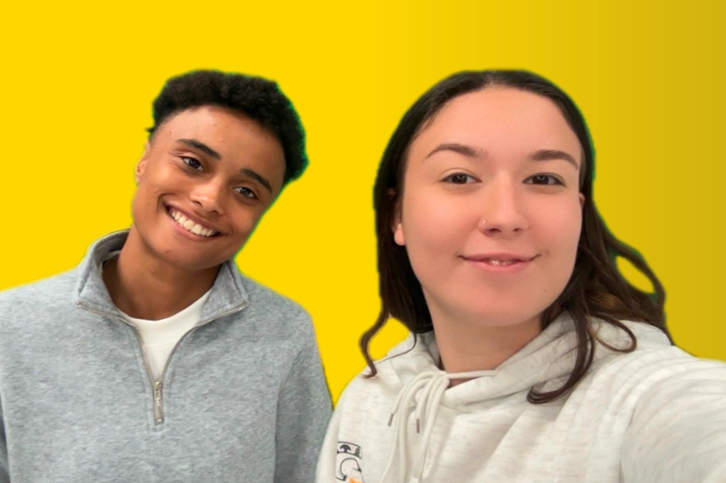 Deux jeunes femmes sourient devant un fond jaune ensoleillé Espaciel