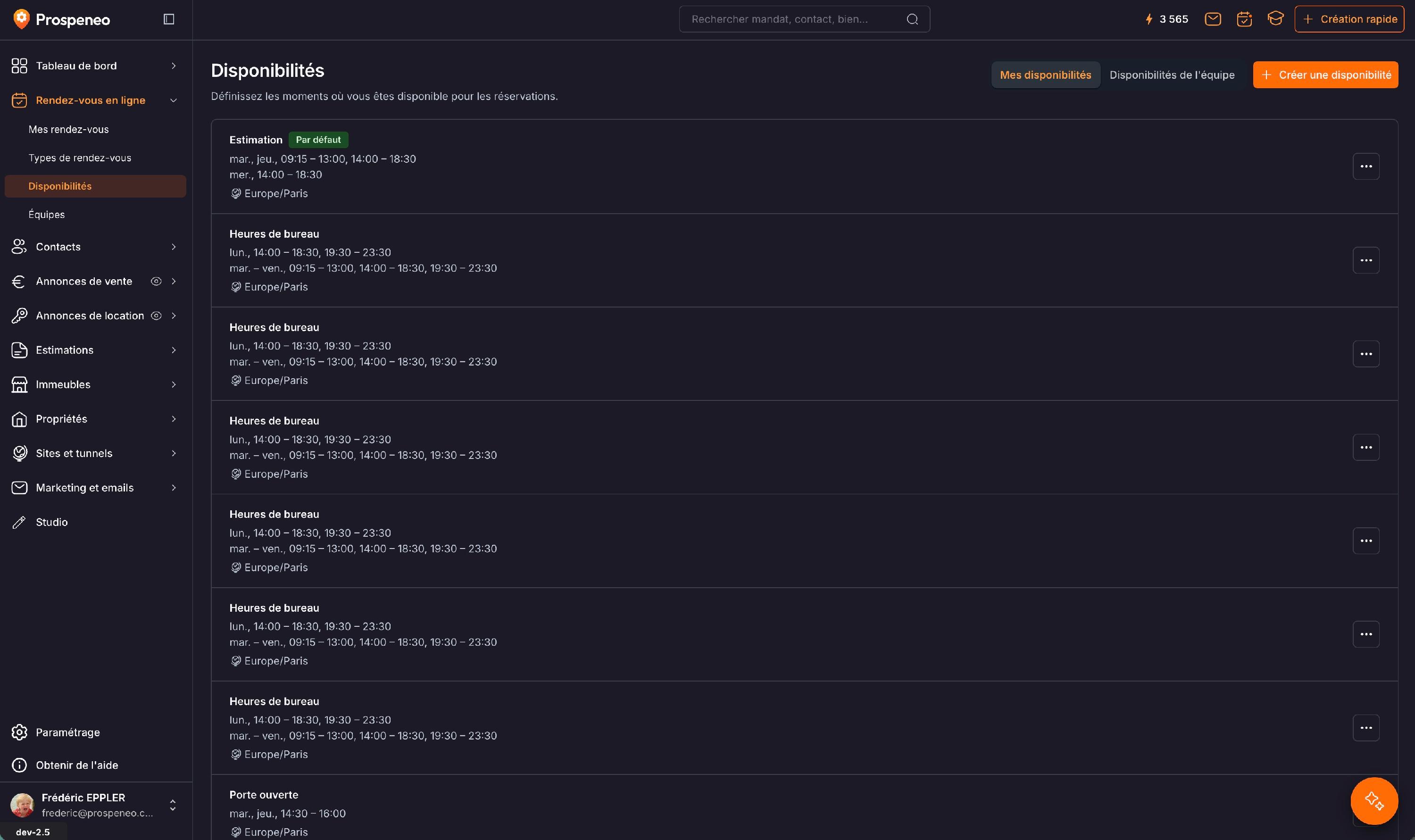 Le menu « Disponibilités » : vos disponibilités avec leurs horaires et leur fuseau, la bascule « Mes disponibilités » / « Disponibilités de l'équipe » et le bouton « Créer une disponibilité ».