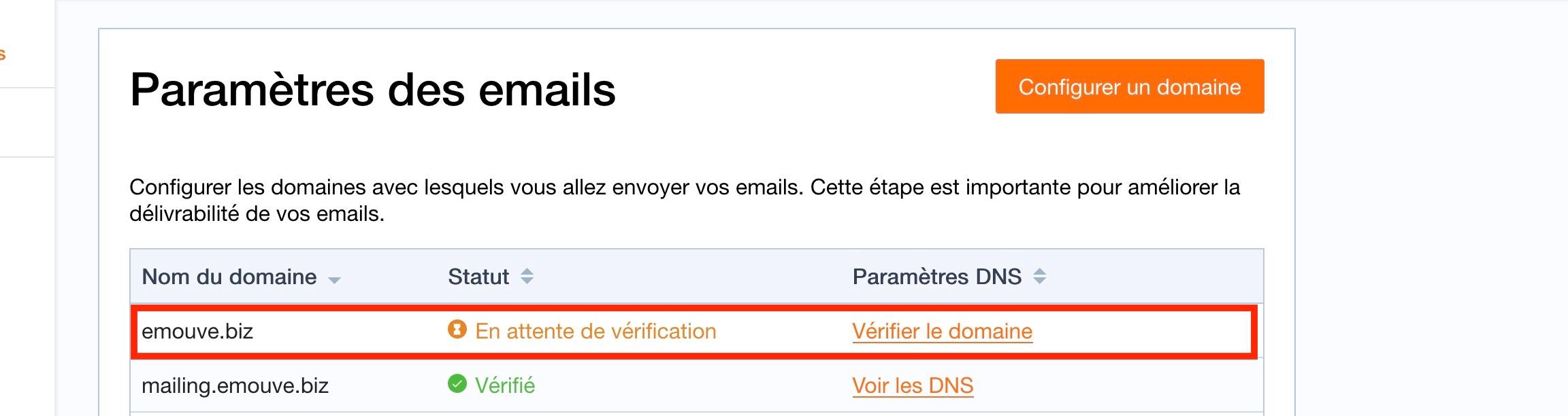 Le domaine ajouté est « En attente de vérification » ; le lien « Vérifier le domaine » ouvre ses enregistrements.
