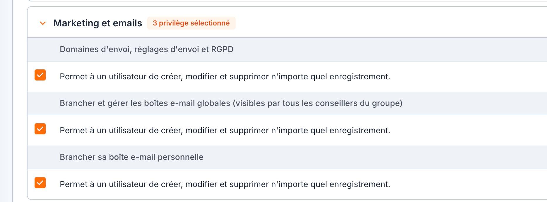 Les privilèges d'un rôle, groupe « Marketing et emails » : « Brancher et gérer les boîtes e-mail globales » et « Brancher sa boîte e-mail personnelle » cochés.