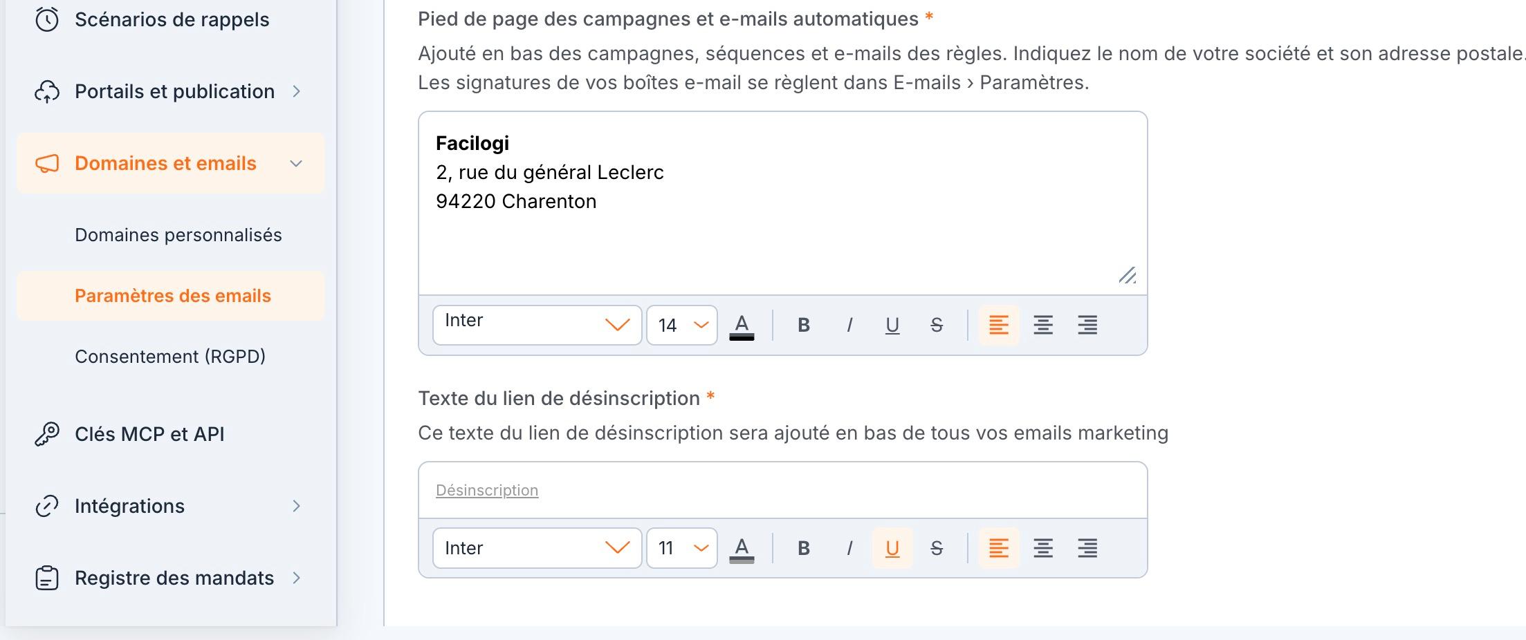 Paramètres des emails : le pied de page des campagnes et e-mails automatiques, et le lien de désinscription, avec leur barre de mise en forme.