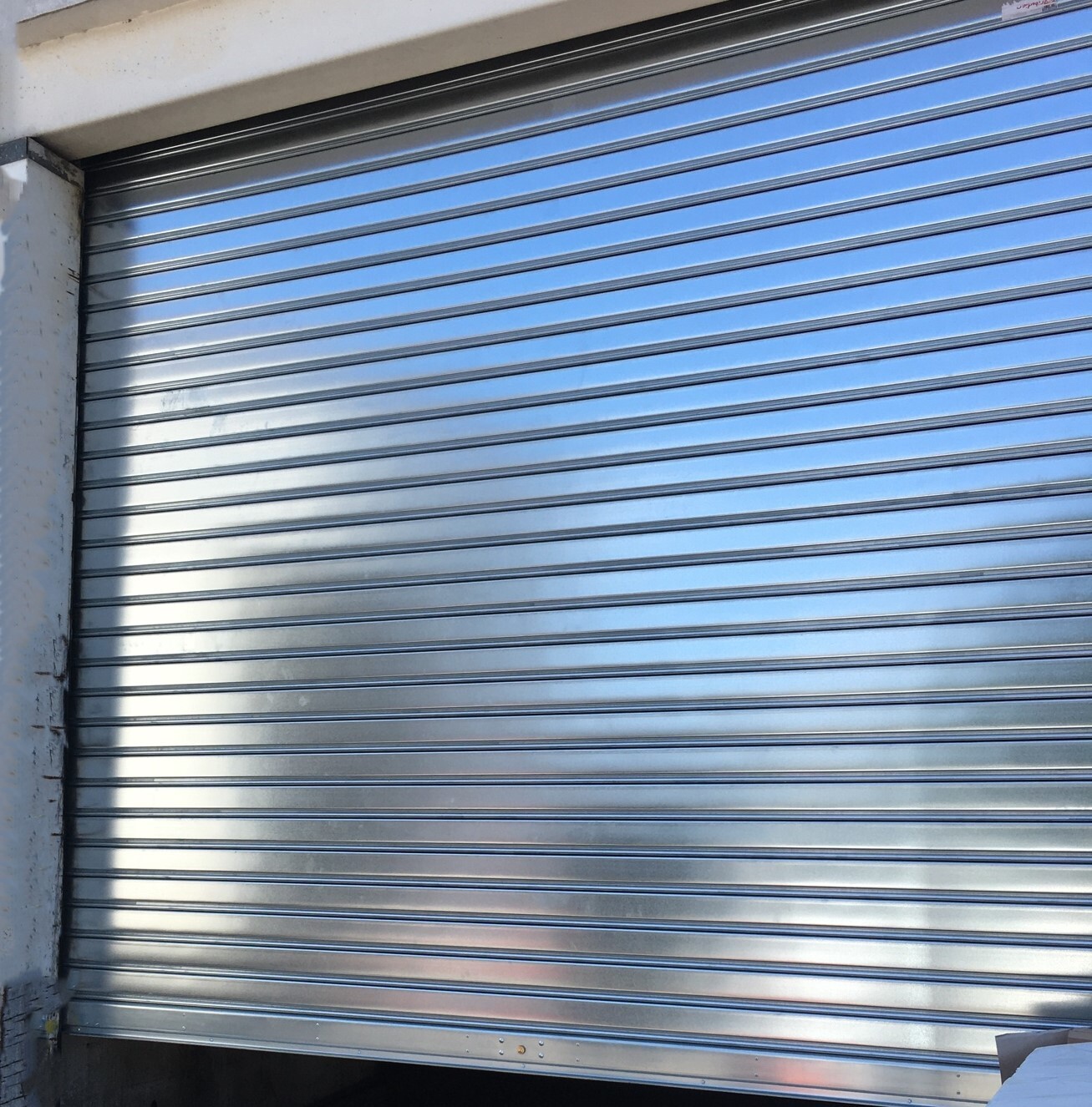 Rideau métallique motorisé avec moteur central