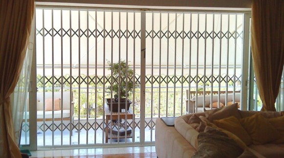 grille extensible pour vitrine et baie vitrée