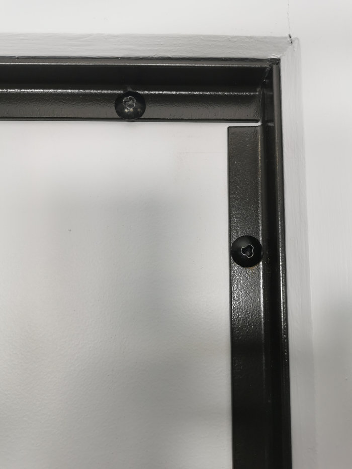 vis involtur pour installer des cornières anti pince blindage de porte