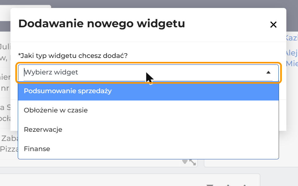 Okno Dodawanie nowego widgetu z rozwiniętą listą: Podsumowanie sprzedaży, Obłożenie w czasie, Rezerwacje, Finanse. Pomarańczowa ramka wskazuje pole Wybierz widget