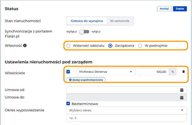 Formularz Status na karcie nieruchomości. W polu Własność zaznaczona jest opcja Zarządzana, a w sekcji Ustawienia nieruchomości pod zarządem wybrany jest właściciel McKwacz Sknerus z udziałem 100 procent. Pomarańczowe ramki wskazują pole Własność i pole Właściciele