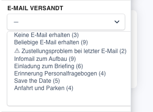 Das Auswahlfeld des Filters mit den Betreffen versandter E-Mails, der Anzahl der Empfänger:innen und der Option für Zustellungsprobleme